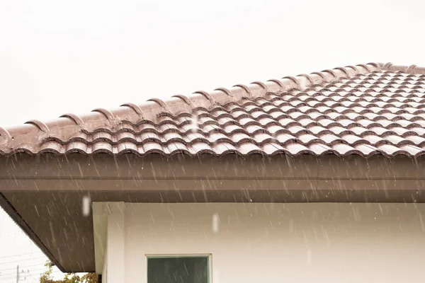 Regen Die Van Het Dak Van Het Huis Valt — Stockfoto