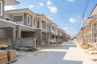 İnşaat alanındaki yeni konut inşaatı devam ediyor.