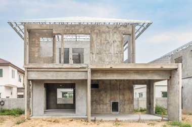 İnşaat sahasında prefabrikasyon sistemi olan yeni bir ev inşa ediliyor.