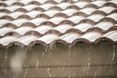 Evin çatısından yağmur yağıyor.