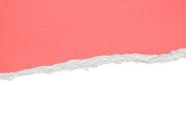 Pembe yırtık kağıt kenarları beyaz arkaplanda izole edilmiş.