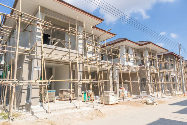 строительство нового жилого дома в процессе застройки
