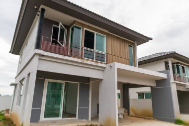 İnşaat alanındaki yeni ev inşaatı devam ediyor