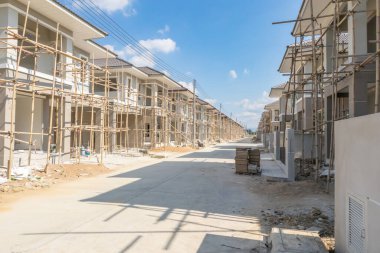 İnşaat alanındaki yeni konut inşaatı devam ediyor.