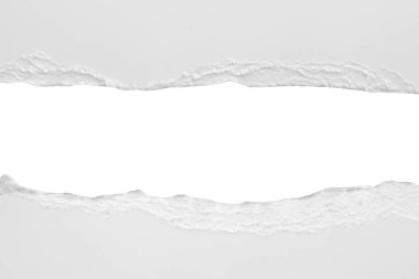 Beyaz yırtılmış kağıt kenarları beyaz arkaplanda izole edilmiş.