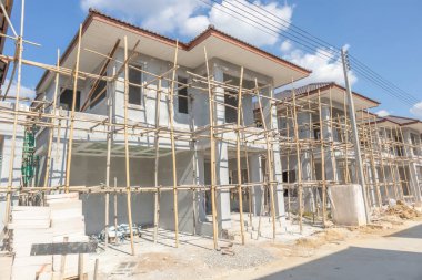 İnşaat alanındaki yeni konut inşaatı devam ediyor.