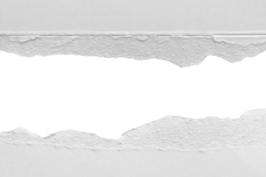 Beyaz yırtılmış kağıt kenarları beyaz arkaplanda izole edilmiş.