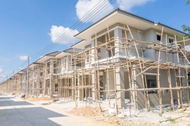 İnşaat alanındaki yeni konut inşaatı devam ediyor.