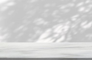 Model ürün görüntüsü için beyaz duvar zemininde ağaç gölgesi olan mermer tablo