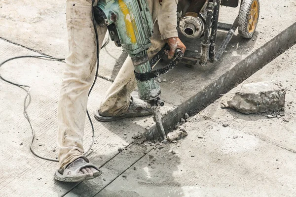Trabalhador Construção Usando Jackhammer Superfície Concreto Perfuração — Fotografia de Stock