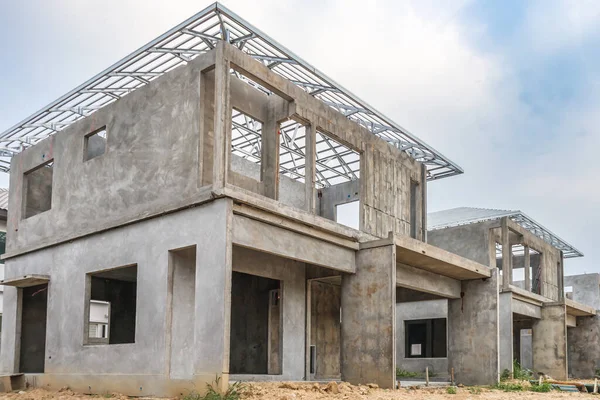 İnşaat sahasında prefabrikasyon sistemi olan yeni bir ev inşa ediliyor.