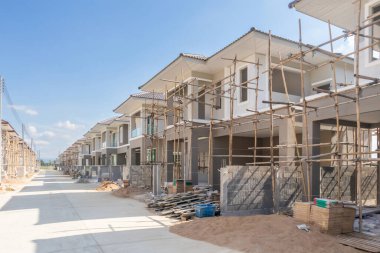 İnşaat alanındaki yeni konut inşaatı devam ediyor.