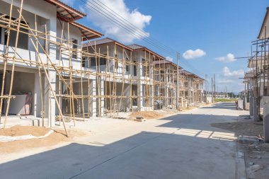 İnşaat alanındaki yeni konut inşaatı devam ediyor.