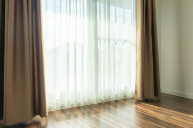 Güneşli bir günde oturma odasının iç dekorasyonu.