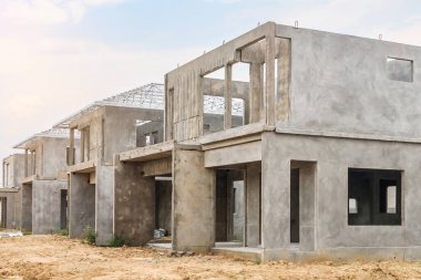 İnşaat sahasında prefabrikasyon sistemi olan yeni bir ev inşa ediliyor.