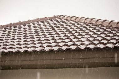 Evin çatısından yağmur yağıyor.