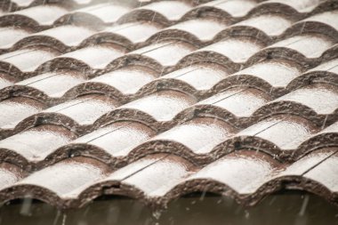 Evin çatısından yağmur yağıyor.