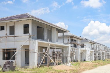 İnşaat sahasında prefabrikasyon sistemi olan yeni bir ev inşa ediliyor.