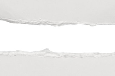 Beyaz yırtılmış kağıt kenarları beyaz arkaplanda izole edilmiş.