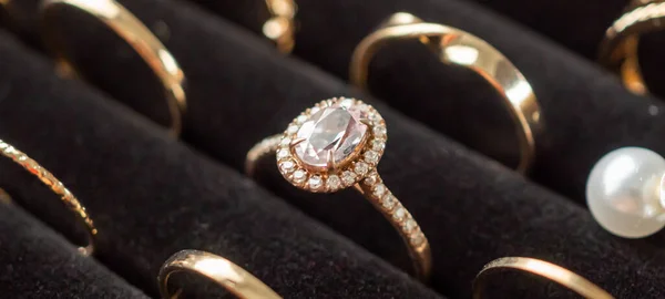 Anillos Diamantes Joyería Oro Muestran Escaparate Lujo Tienda Minorista —  Fotos de Stock