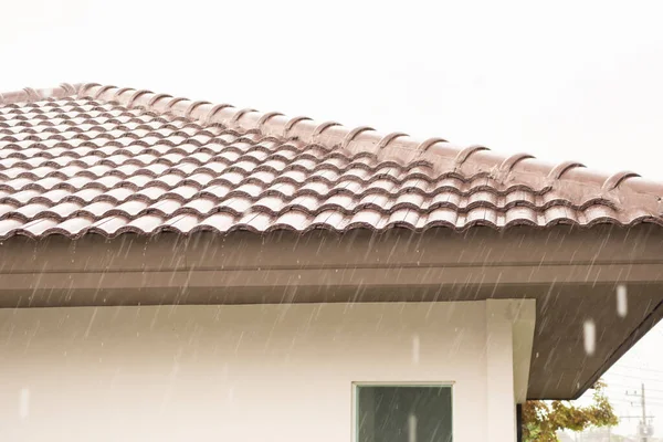 Lluvia Cayendo Desde Techo Casa — Foto de Stock