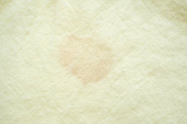 Sarı kumaş arkaplanda kirli renk lekesi