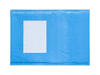 Beyaz arkaplanda izole edilmiş boş etiket etiketli mavi plastik hava kabarcığı paketleme zarfı