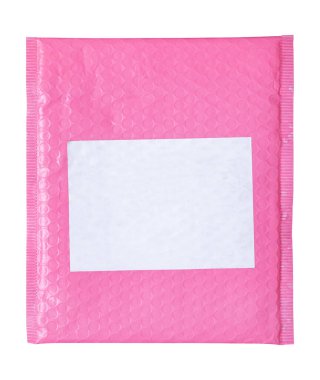 Beyaz arkaplanda izole edilmiş boş etiket etiketli pembe plastik hava kabarcığı paketleme zarfı