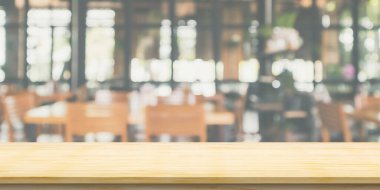 Kafe restoranının içi bulanık arka planı olan boş ahşap masa.