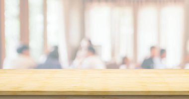 Kafe restoranının içi bulanık arka planı olan boş ahşap masa.