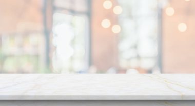 Bulanık mutfak kafesi arka planında mermer masa.