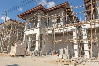 İnşaat alanındaki yeni konut inşaatı devam ediyor.