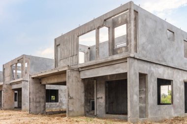İnşaat sahasında prefabrikasyon sistemi olan yeni bir ev inşa ediliyor.