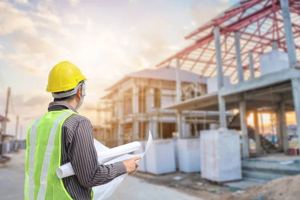 Joven Ingeniero Profesional Casco Protector Planos Papel Sitio Construcción Casa — Foto de Stock