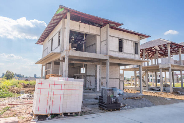 строительство нового жилого дома в процессе застройки