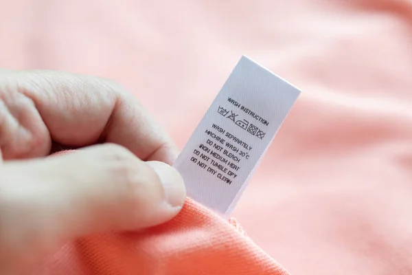 Sujetar Las Manos Leer Lavandería Blanca Instrucciones Lavado Etiqueta Ropa — Foto de Stock