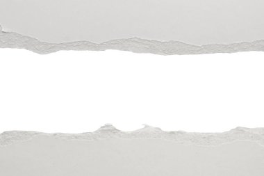 Beyaz yırtılmış kağıt kenarları beyaz arkaplanda izole edilmiş.