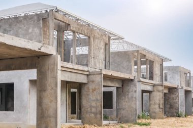 İnşaat sahasında prefabrikasyon sistemi olan yeni bir ev inşa ediliyor.