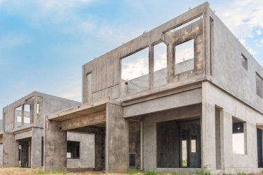 İnşaat sahasında prefabrikasyon sistemi olan yeni bir ev inşa ediliyor.