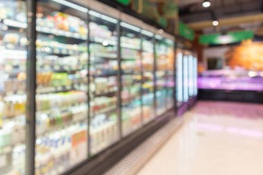 süpermarket koridoru ve raflar bulanık arkaplan