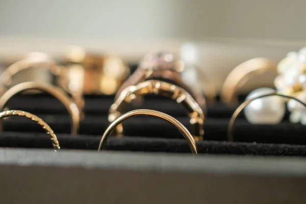 Arany Ékszerek Gyémánt Gyűrűk Megjelenítése Luxus Kiskereskedelmi Tároló Kirakat — Stock Fotó