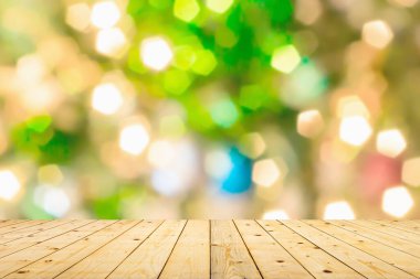 Boş ahşap masa üstü, bulanık Noel ağacı ve bokeh ışıklı arka plan