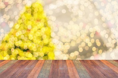 Boş ahşap masa üstü, bulanık Noel ağacı ve bokeh ışıklı arka plan