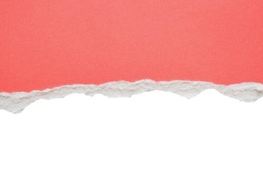 Pembe yırtık kağıt kenarları beyaz arkaplanda izole edilmiş.