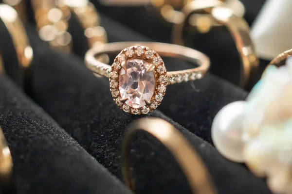 Bijoux Bagues Diamant Montrent Dans Magasin Luxe Vitrine Affichage — Photo