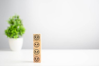 Bu gülen yüzlü tahta küplü gülen yüz ikonu hizmette tatmin ediyor. Reyting çok etkileyici. Müşteri hizmetleri ve memnuniyet konsepti. Tasarım, metin, Seçici odak için sağdaki boşluğu kopyala