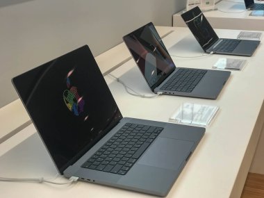 Songkhla, Hat Yai, Tayland 10 Kasım 2021: The Apple Store en son Macbook Pro M1 Pro veya M1 Max çipini ekran 14 