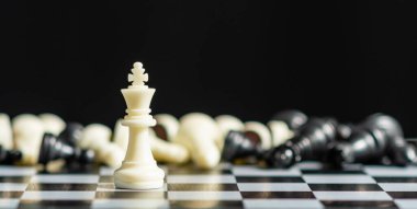 Gemide sadece bir tane kaldı. Sadece büyük zaferler ve başarılar için konsept. Gücün bir göstergesi olarak ve her durumu idare etme gücü, ne kadar kötü olursa olsun, çok iyi geçecek. Hiç kimse, bulanık arkaplan