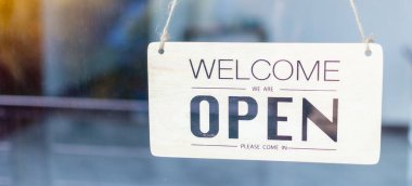 Tahta, bir kahve dükkanının cam kapısının önünde asılıydı. Doğa tonu filtresinin yansıması renk tarzı, gün batımı, güneş ışığı, güneş ışığı, güneş ışığı. Soldaki boşluğu kopyala. Bulanık arkaplan