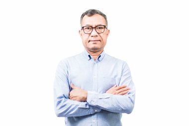 Bir halk, 40-50 yaşındaki işadamı, finans, bankacılık, gayrimenkul, petrol ve petrole yatırım yaptıktan sonra mutlu bir şekilde gülümsedi. Beyaz arkaplan